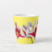 Rode witte tulpen sluiten gele latte Mok (Voorkant)