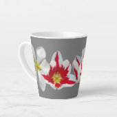 Rode witte tulpen sluiten grijze latte Mok (Linkerhoek)