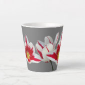 Rode witte tulpen sluiten grijze latte Mok (Voorkant)