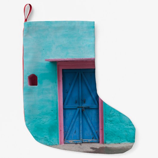 RODE WOODEN DEUR OP BLAUWE CONCRETE WALL KLEINE KERSTSOK (Voorkant)