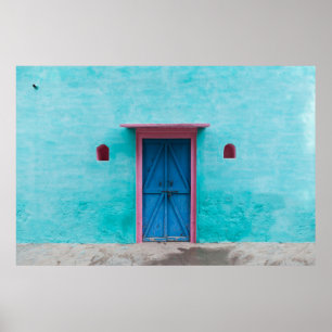 RODE WOODEN DEUR OP BLAUWE CONCRETE WALL POSTER