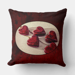 Rode Wooden Hearts verbonden aan een Koord Kussen