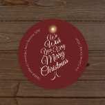 Rode zeer vrolijke kerstboom envelop afdichtingen ronde sticker<br><div class="desc">Dit ontwerp van Red Very Merry Christmas Tree Envelope Seals heeft een verfijnde donkerrode achtergrond met een mix van eenvoudige ivoorkleurige belettering en klassieke kalligrafie in combinatie met een minimalistische boho-stijl die een perfecte balans tussen strakke moderne subtiliteit en elegantie biedt. Dit alles mooi verfraaien is een kerstboomvormige begroeting van...</div>