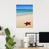 Rode zeester op witte zandband poster (Thuiskantoor)