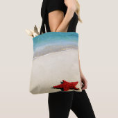 Rode zeester op witte zandband tote bag (Dichtbij)