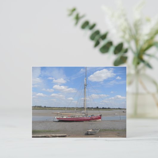 Rode zeilboot briefkaart (Staand voorkant)