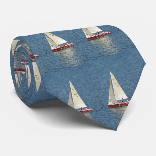 Rode zeilboot, witte zeilen stropdas (Opgerold)