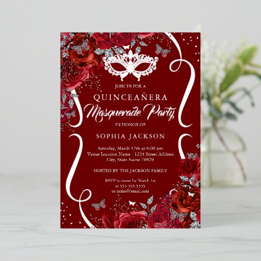 Rode Zilveren Bloemige Scroll Maskerade Quinceaner Folie Uitnodiging (Staand Voorkant)