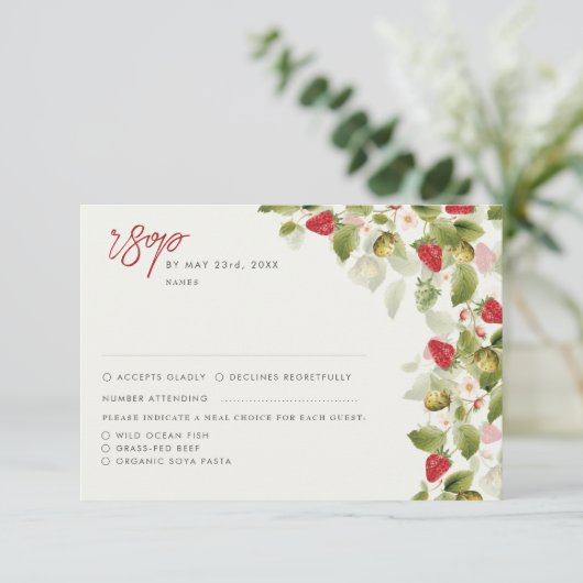 Rode zoete wilde aardbeien bloemen bruiloft RSVP kaartje (Staand voorkant)
