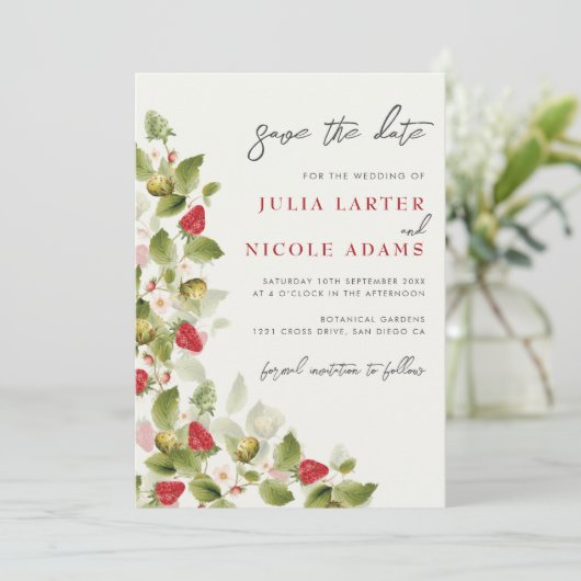 Rode zoete wilde aardbeien bloemen bruiloft save the date (Staand voorkant)