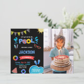 Rode zonnebril zwembad verjaardagsuitnodigingen me kaart (Staand voorkant)