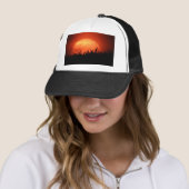 Rode zonsondergang achter zwart gras trucker pet (In situ)