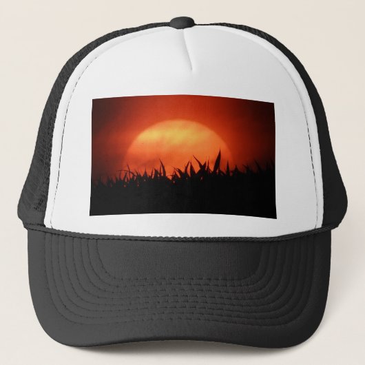 Rode zonsondergang achter zwart gras trucker pet (Voorkant)