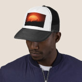Rode zonsondergang achter zwart gras trucker pet (In situ)