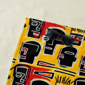 Rode zwarte Abstracte koppen op geel Strandlaken (In situ)