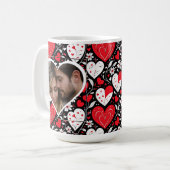 Rode, zwarte en witte harten en bloemen foto koffiemok (Voorkant links)