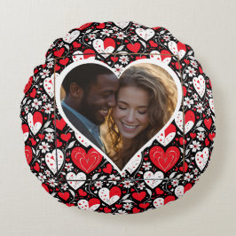 Rode, zwarte en witte harten en bloemen gepersonal rond kussen