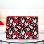 Rode, zwarte en witte harten en bloemen groot cadeauzakje