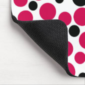 Rode zwarte erwten retro op witte achtergrond muismat (Hoek)