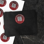 Rode Zwarte Gothic Scan Wedding Website QR Code Ronde Sticker<br><div class="desc">Trouwwebsite QR code sticker voor een gothic bruiloft of een dark romance bruiloft met een zwart en rood kleurenschema met een decoratieve fantasie lettertype, een gebogen deler, en een aanpasbare QR-code waar je gewoon het adres van uw bruiloft website in te typen, zodat uw gasten gemakkelijk toegang tot alle informatie...</div>