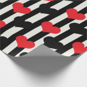 Rode zwarte harten op zwarte witte strepen cadeaupapier (Hoek)