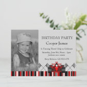 Rode & Zwarte Race Auto Verjaardag Uitnodigen Kaart (Staand voorkant)