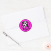 Rode zwarte voetbal met aangepaste naamtekst ronde sticker (Envelop)
