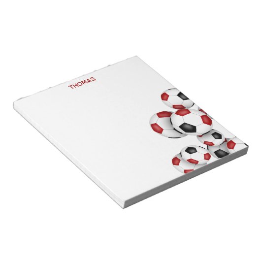 Rode zwarte voetballen accent aangepaste naam notitieblok (Schuin)