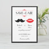 Rode, Zwarte & Witte Snor & Lippen Bruiloft Save The Date (Staand voorkant)