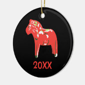  rode, Zweedse Dala-paarden op zwarte keramiek of Keramisch Ornament (Links)