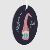 Rode Zweedse kabouter met een cadeaus ornament (voorkant)