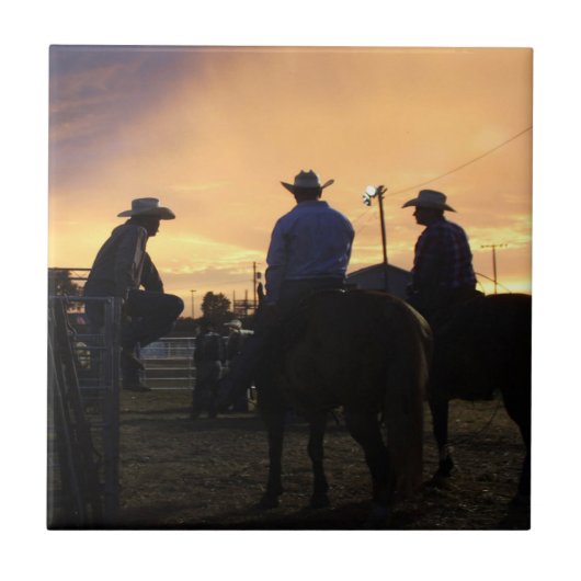 Rodeo cowboys wachten op de rit tegeltje (Voorkant)