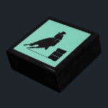 Rodeo Theme Cowgirl Barrel Racing Silhouette Cadeaudoosje<br><div class="desc">Silhouette van een atletische cowgirl loop die met haar paard wedijvert. Uitstekende illustratie van de rodeoactie. Achtergrond is een groene munt. Geweldig voor rodeoventilatoren en paardenliefhebbers.</div>