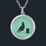 Rodeo Theme Cowgirl Barrel Racing Silhouette Zilver Vergulden Ketting<br><div class="desc">Silhouette van een atletische cowgirl loop die met haar paard wedijvert. Uitstekende illustratie van de rodeoactie. Achtergrond is een groene munt. Geweldig voor rodeoventilatoren en paardenliefhebbers.</div>