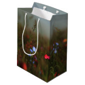 Roe in een Meadow Gift Bag Medium Cadeauzakje (Achterkant Gekanteld)
