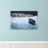 Roeiboot op klein meer omringd door water canvas afdruk (Insitu (Houten vloer))