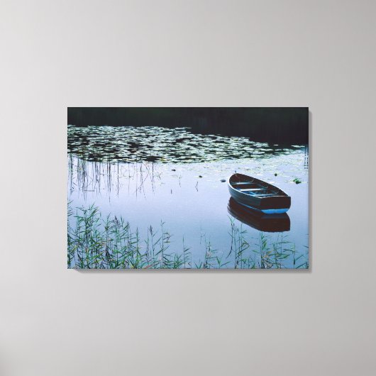 Roeiboot op klein meer omringd door water canvas afdruk (Voorkant)