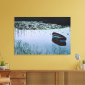 Roeiboot op klein meer omringd door water canvas afdruk (Insitu (Woonkamer))