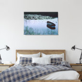 Roeiboot op klein meer omringd door water canvas afdruk (Insitu (Slaapkamer))