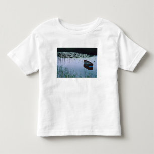 Roeiboot op klein meer omringd door water kinder shirts