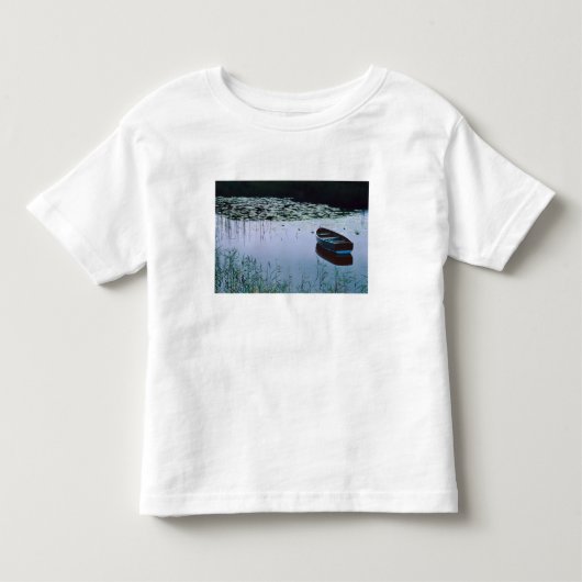 Roeiboot op klein meer omringd door water kinder shirts (Voorkant)