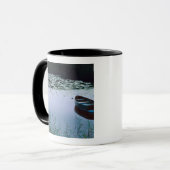 Roeiboot op klein meer omringd door water mok (Voorkant links)