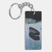 Roeiboot op klein meer omringd door water sleutelhanger (Voorkant Links)