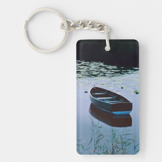 Roeiboot op klein meer omringd door water sleutelhanger (Voorkant)