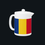 Roemeense vlag theepot<br><div class="desc">Voeg een vleugje Roemeense trots toe aan je theetijd met onze exclusieve theepot met de vlag van Roemenië! Deze theepot is gemaakt met nauwgezette aandacht voor detail en is meer dan alleen een functioneel item; het is een viering van het erfgoed en de culturele trots van Roemenië. Het levendige ontwerp...</div>