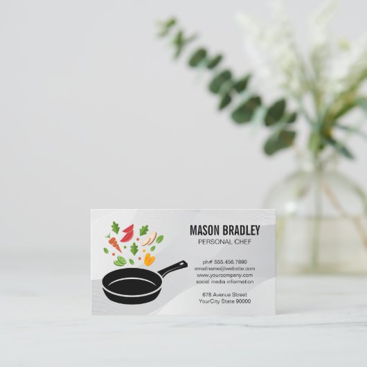 Roer het bakken van groenten in gietijzeren pan visitekaartje (Staand voorkant)