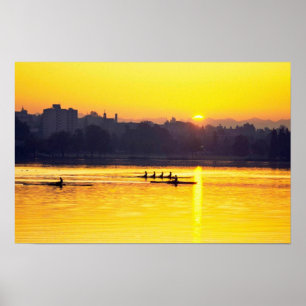 Roertraining op zonsondergang poster