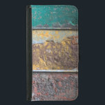 Roestachtige textuur met een schilfering op roestv<br><div class="desc">Een telefoonportemonnee met een koel ogende rustieke textuur als achtergrond. Horizontale strepen van rood gele en groene verf schilferen en pellen van een geroest oude metalen wand. Ziet er oud en verweerd en vervaagd uit.</div>