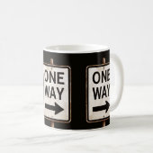 Roestig ONE WAY straatbord uit de oude doos Koffiemok (Voorkant rechts)
