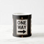 Roestig ONE WAY straatbord uit de oude doos Koffiemok (Center)